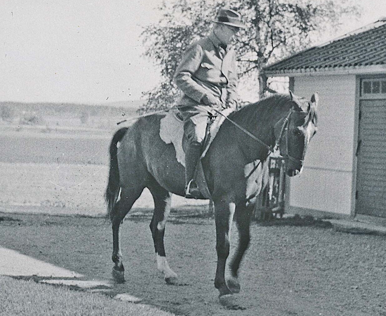 Doctor Sundell sometimes came on horseback during his visits, like here at Stor Fars